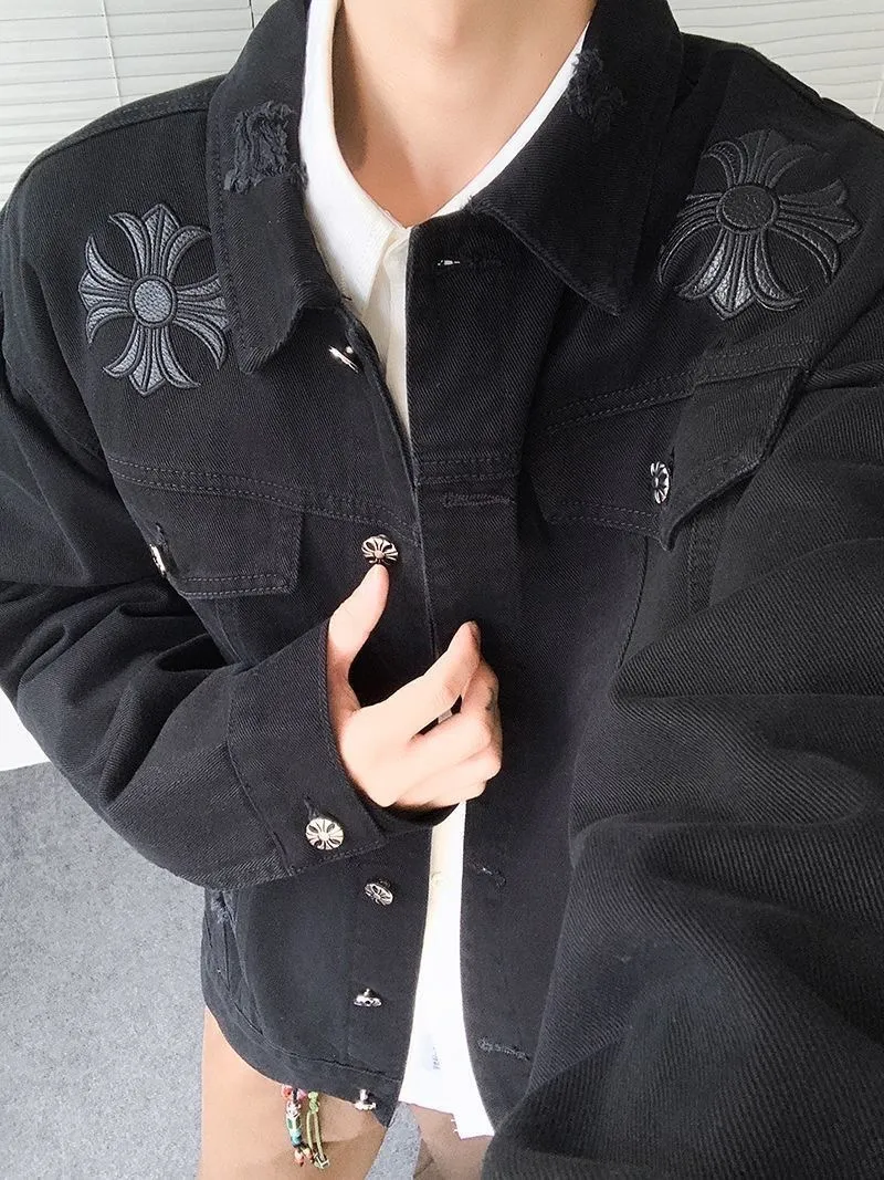 P270 💰 Chrome Hearts Chrome Hearts Cross-Patch Leather Embroidered Shirt Denim Jacket OS version can be worn by both men and women! The fabric is made of twill gauze cotton fabric! The texture is clear and smooth, not easy to wrinkle or fade! The embroidery process is complex and repetitive. There are more than 20 leather labels. It takes 6 repeated embroidery steps to complete the back body. The requirements for the embroidery machine are very strict, and the distance is 45 cm! It won’t work if the spacing is too big, and it won’t work if it’s too small! We make clothes with care, and every detail must be restored one to one! The hardware is all carved and cast, and they are all genuine from the original factory! This piece of clothing consumes a lot of material, with more than 3 meters of material used for one piece of clothing! After the garment is made, it needs to be fixed at high temperature, washed at a water temperature of more than 70 degrees, and softened by adding softener to make the upper body softer and smoother! There is a flap on the sleeve that can be stored into short sleeves! Make it fit that understanding Color: Black White Size: S-M-L-XL